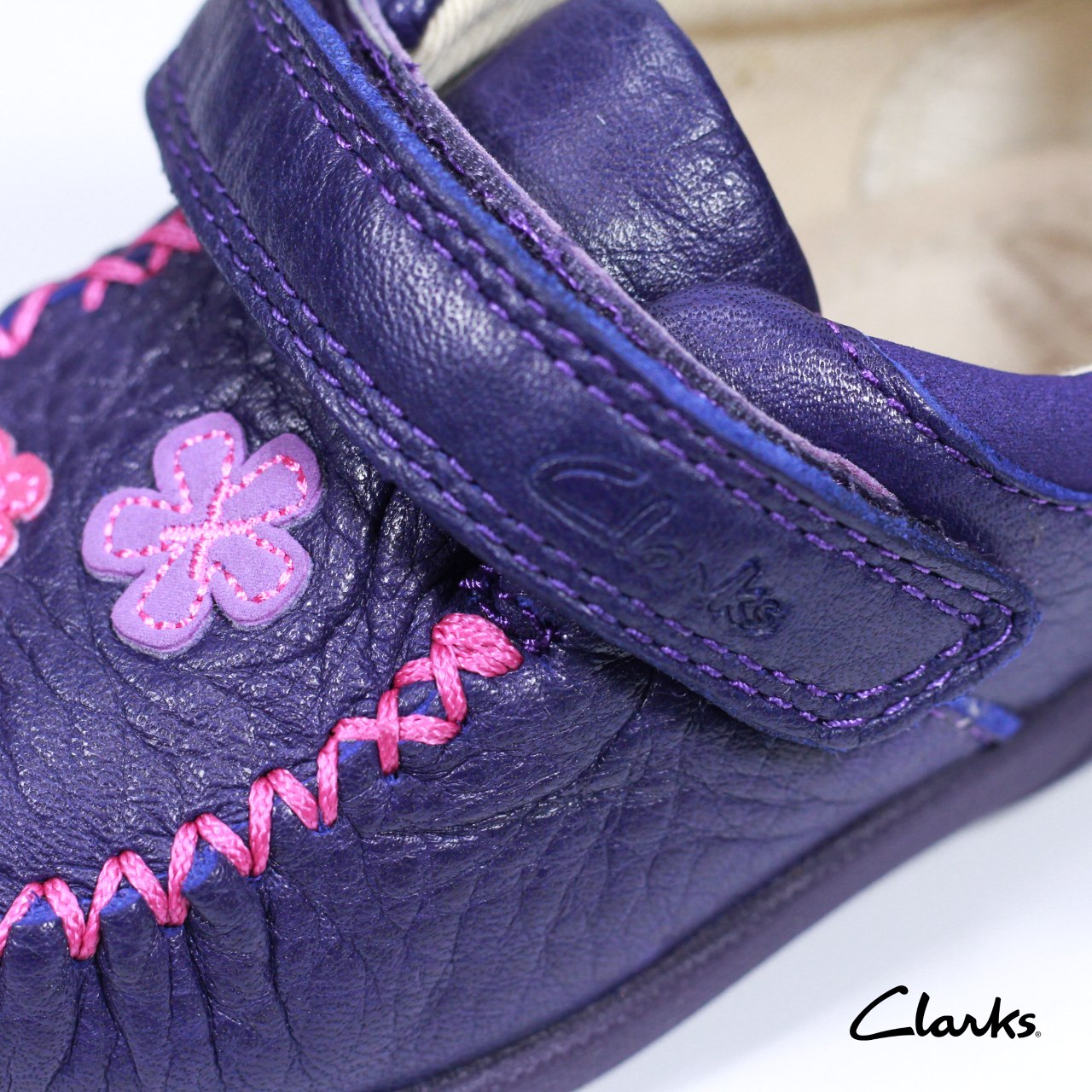 Clarks – Chaussures originales bébé fille en cuir – Fermeture scratch
