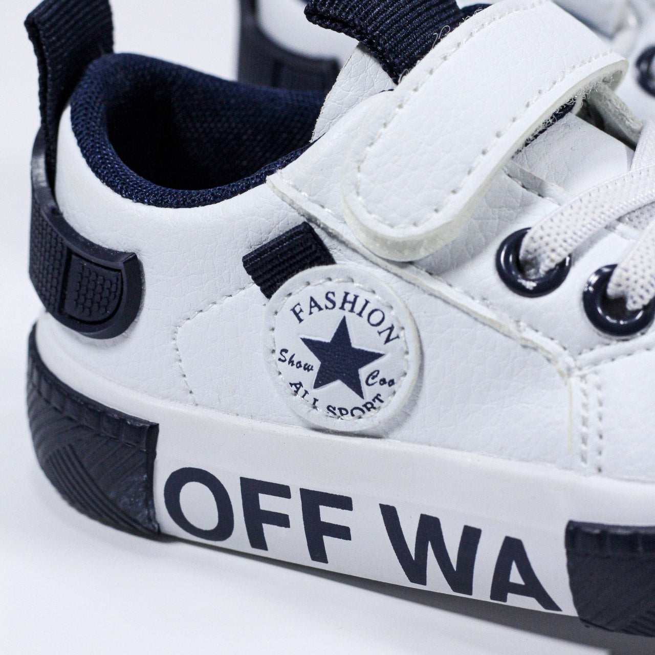 Chaussures bébé en semi-cuir avec fermeture à scratch