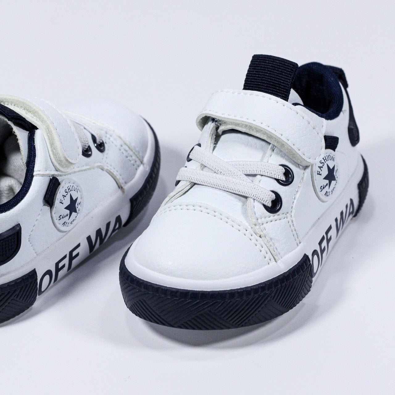 Chaussures bébé en semi-cuir avec fermeture à scratch