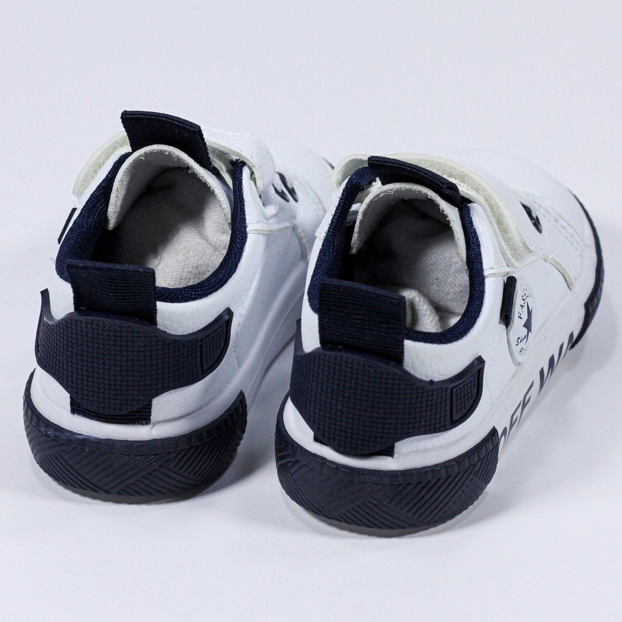 Chaussures bébé en semi-cuir avec fermeture à scratch