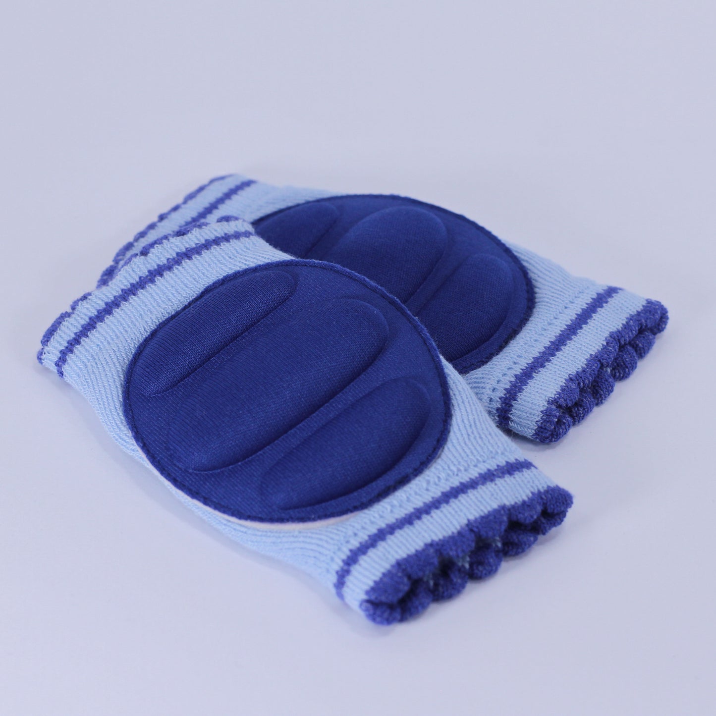 جوارب حماية الركبة عند الحبو