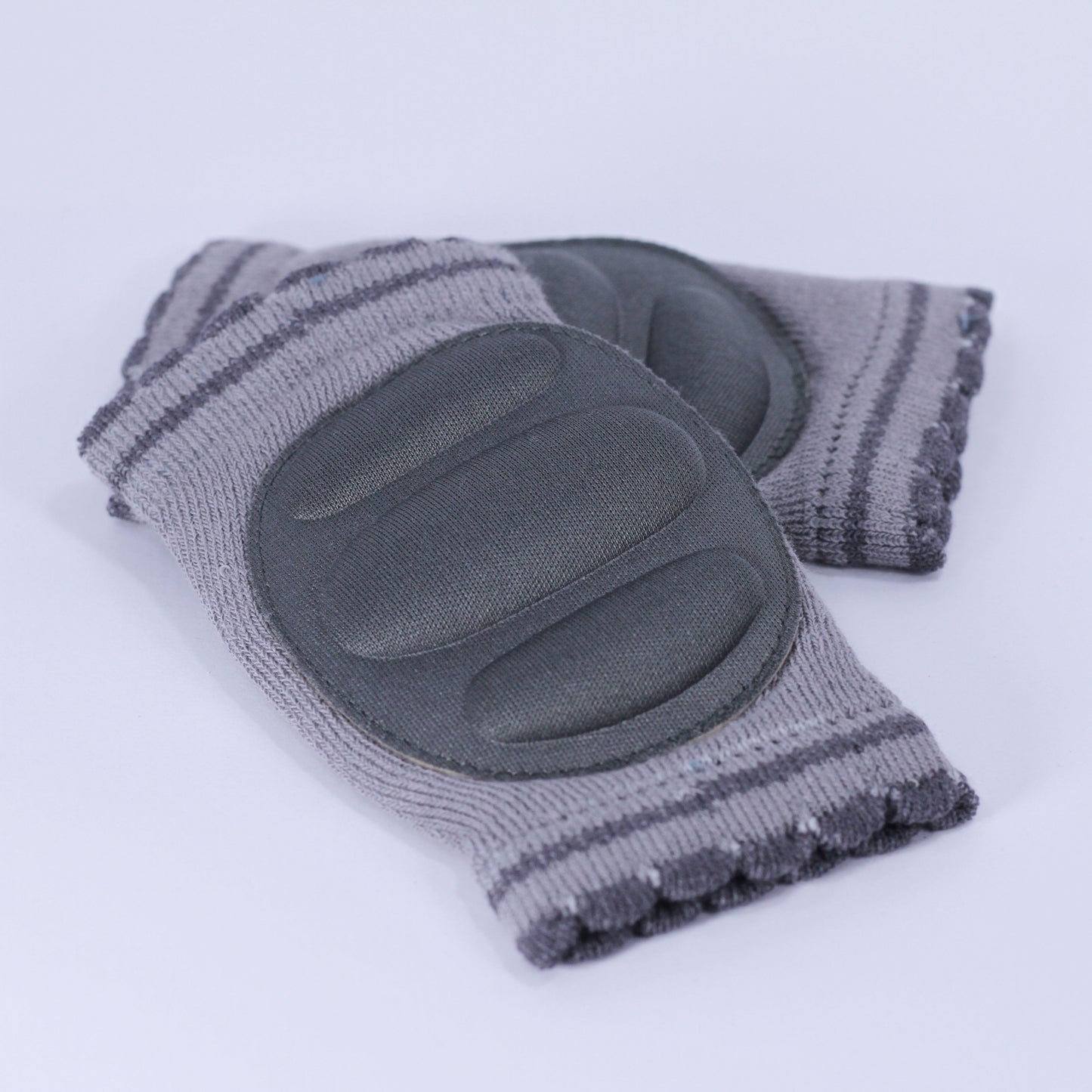 جوارب حماية الركبة عند الحبو