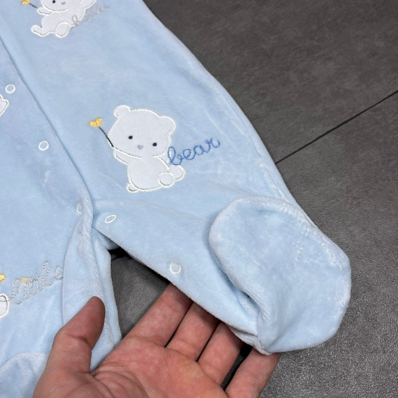 Grenouillère bébé en velours bleu motif ourson
