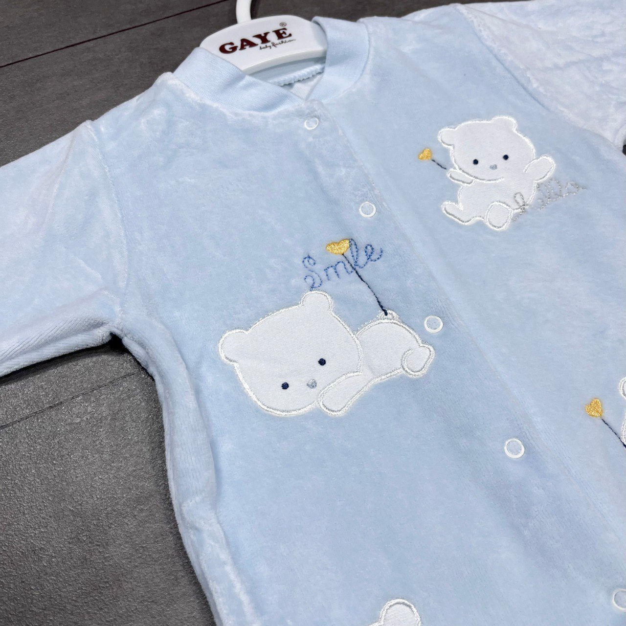 Grenouillère bébé en velours bleu motif ourson