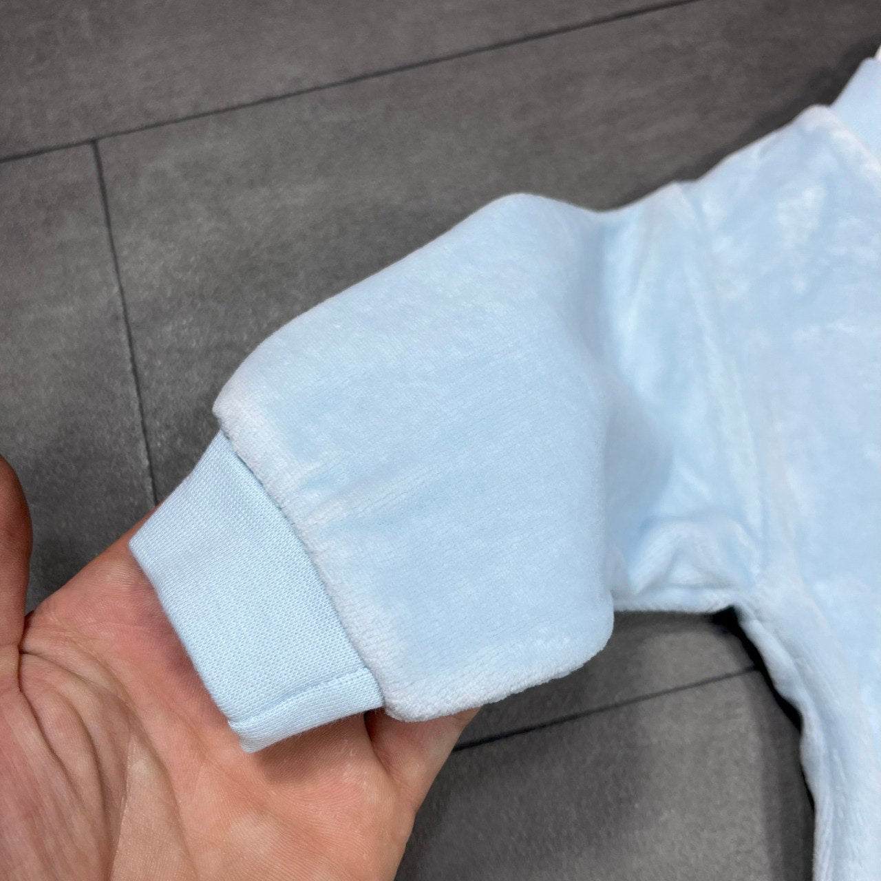 Grenouillère bébé en velours bleu motif ourson